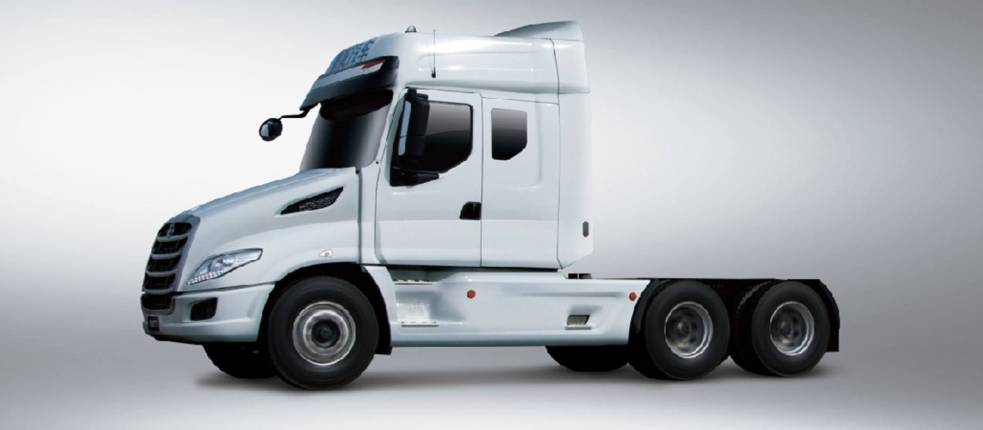 T7牽引車 美式長頭造型：長頭造型設(shè)計，對駕駛員形成天然保護，同時降低駕駛室重心與側(cè)翻風(fēng)險